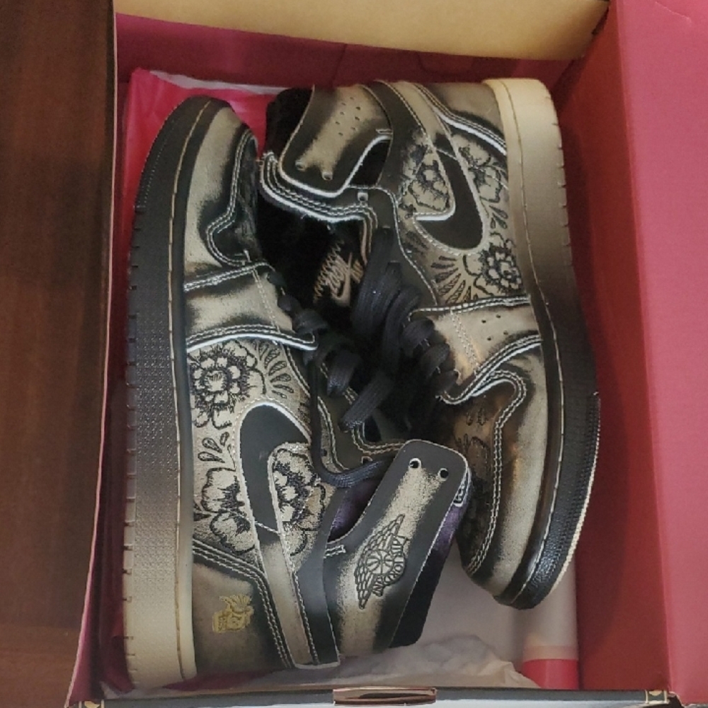 Jordan Women  7.5 Black and Gold Floral Sneakers